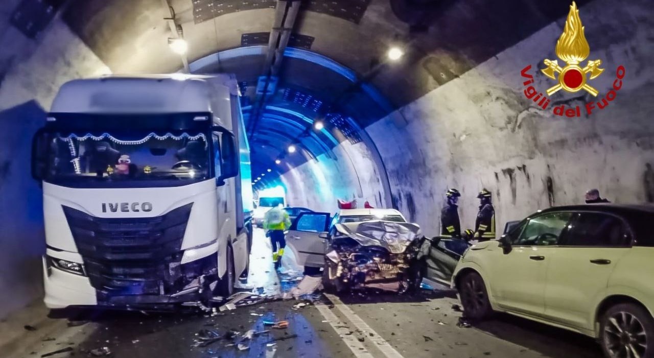 Ancona, incidente tra 4 auto e un mezzo pesante dentro la galleria della Montagnola. Gravissimo un bimbo di 3 anni