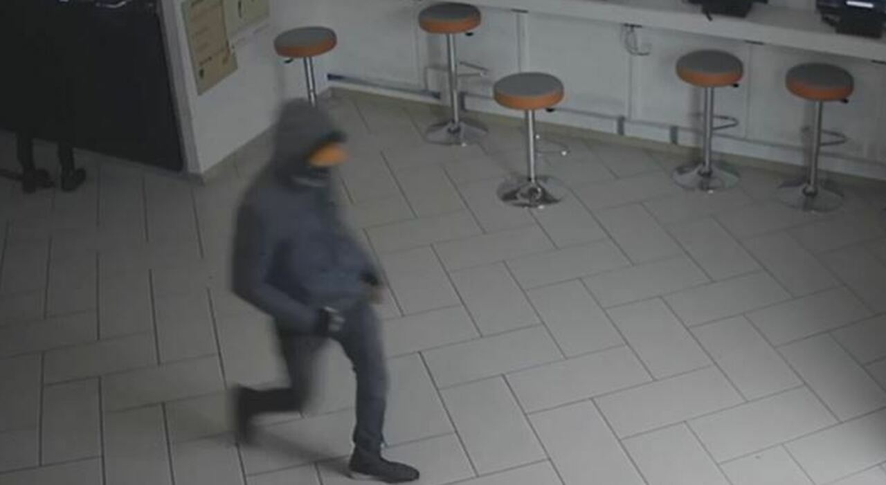 doppia rapina nei centri scommesse del paese ma la fuga dura poco arrestato un 39enne