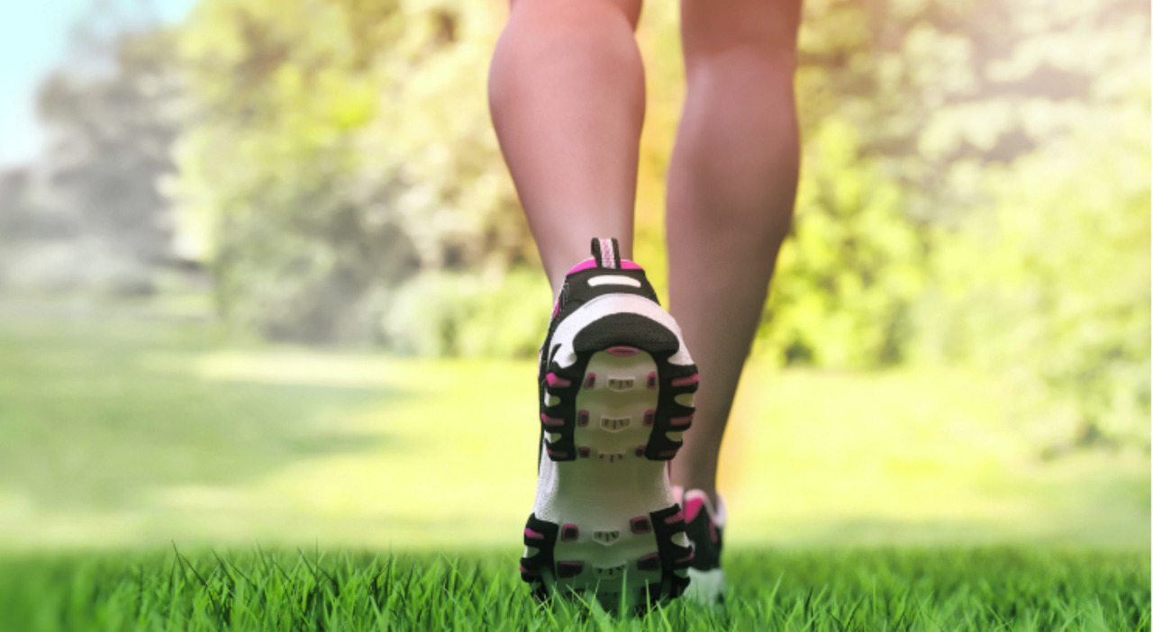 «Prendi qualcosa di pesante e cammina». Il personal trainer di Hollywood svela il miglior allenamento per gli over 50