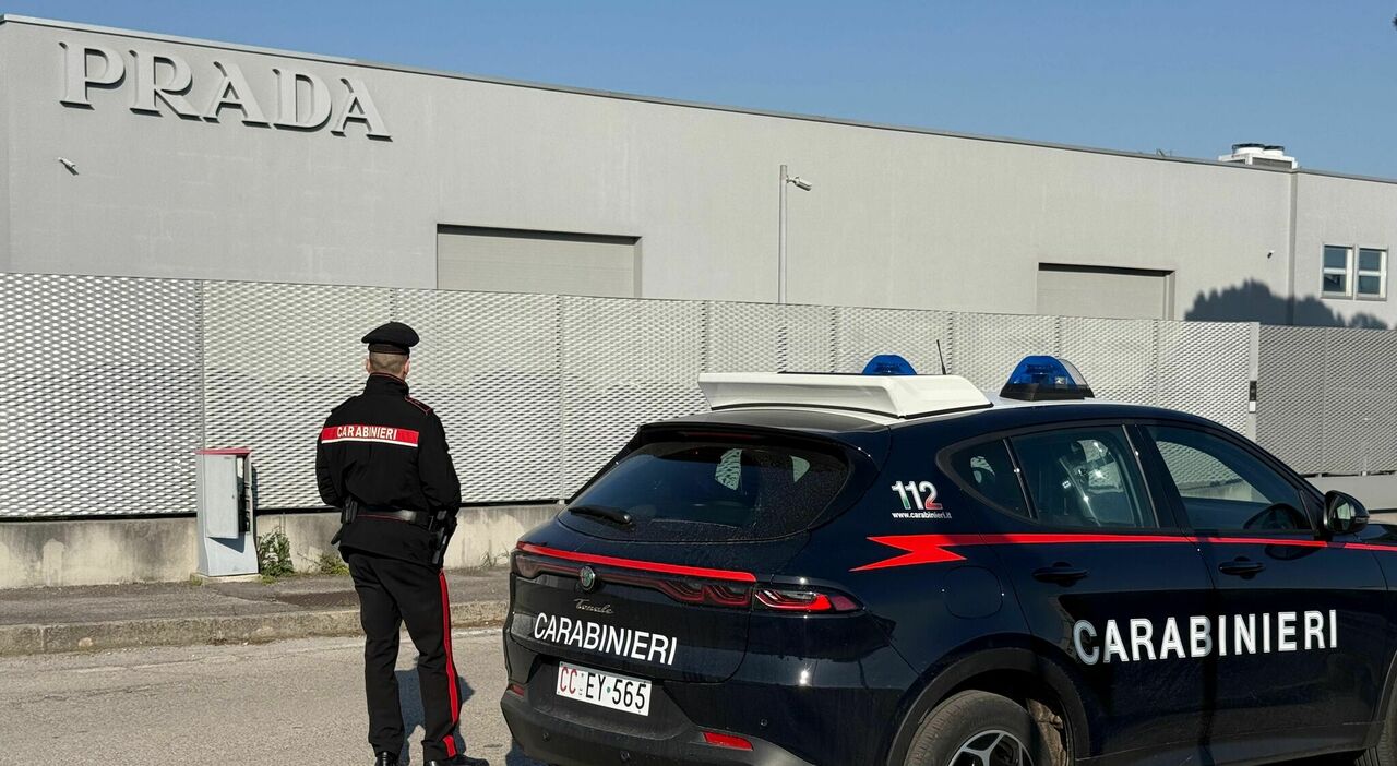 Prada, furto da film: sparite scarpe per mezzo milione. Auto e furgoni rubati per bloccare le strade e sfondare il cancello