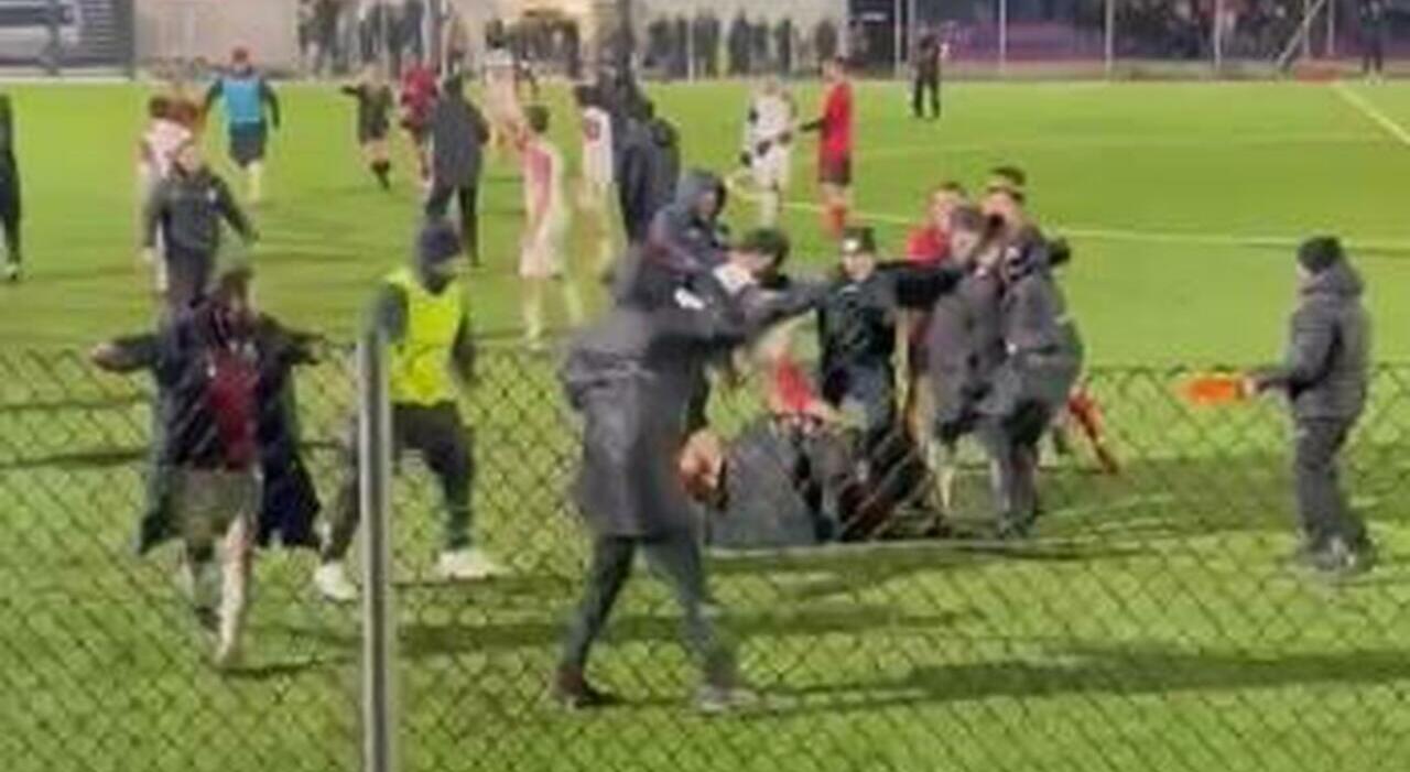 coppa marche la semifinale tra marotta mondolfo e real cameranese degenera il campo e le tribune diventano un ring il video choc della rissa da Corriereadriatico.it coppa marche la semifinale tra marotta mondolfo e real cameranese degenera il campo e le tribune diventano un ring il video choc della rissa
