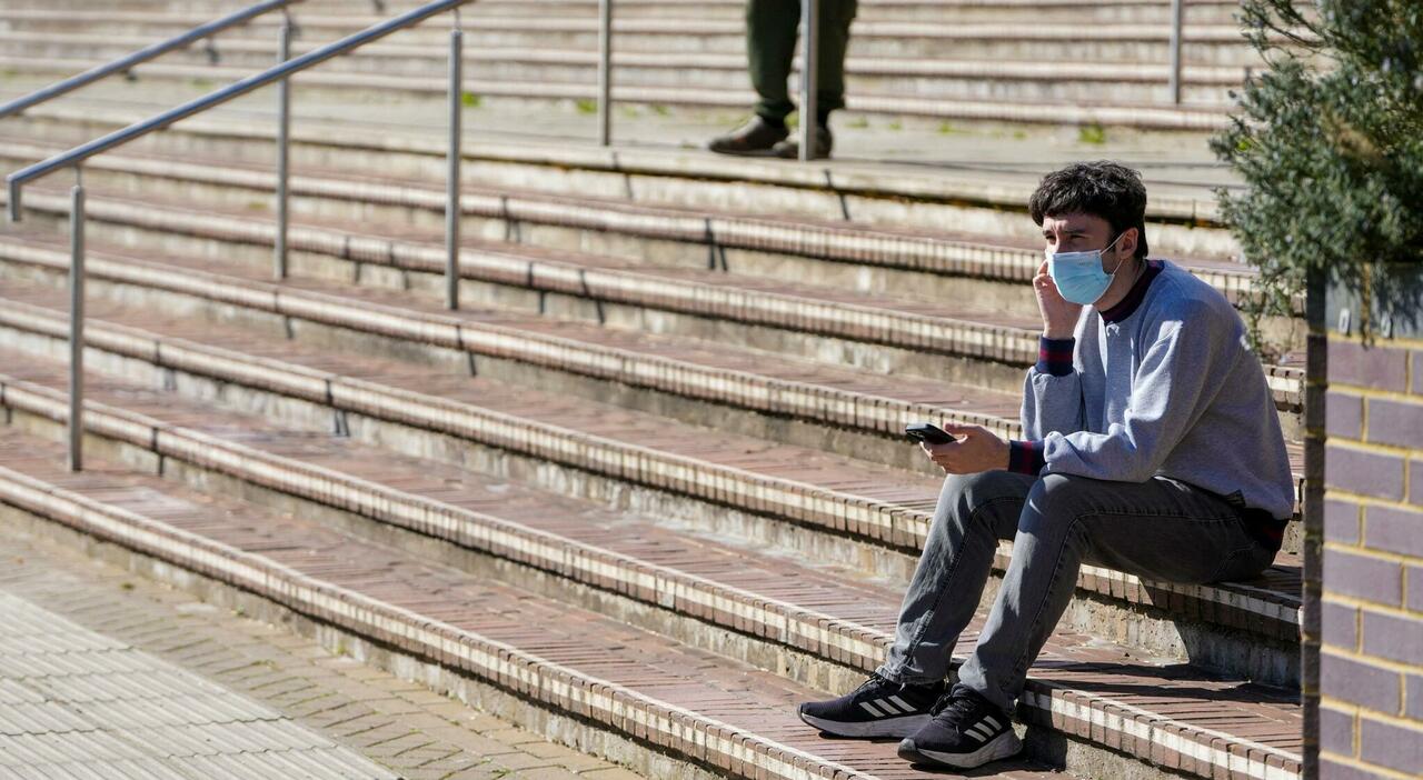 «Il ceppo di meningite potrebbe essersi evoluto diventando più trasmissibile»: l'ipotesi degli esperti sull'epidemia in Regno Unito