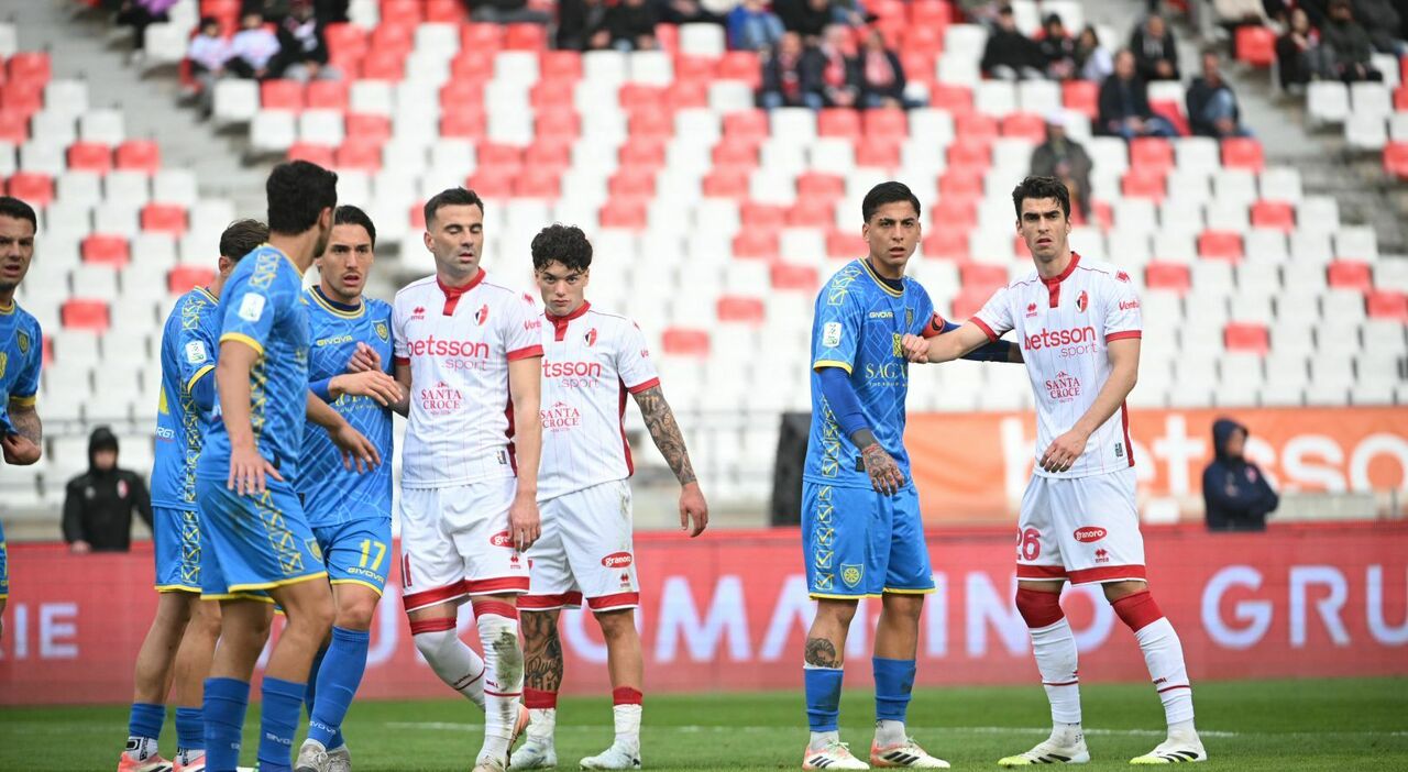 Bari, secondo tempo horror: la Carrarese passeggia e inguaia i biancorossi Bari, secondo tempo horror: la Carrarese passeggia e inguaia i biancorossi