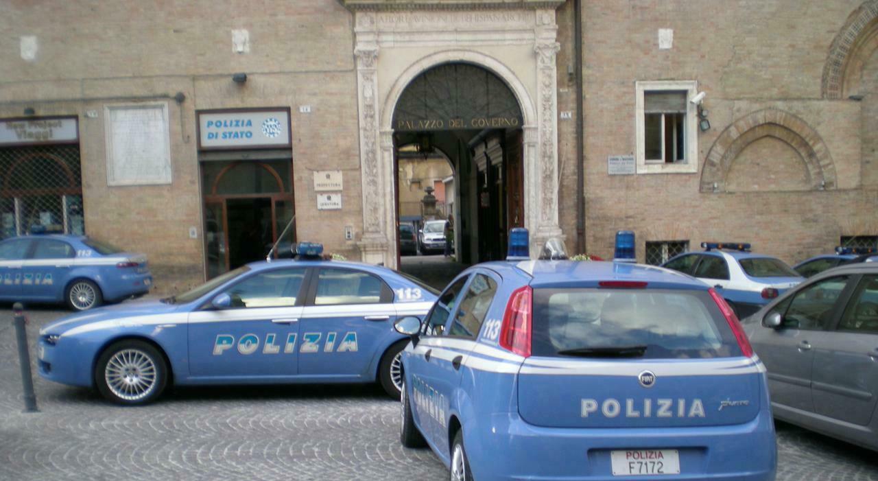 suo marito 232 coinvolto in una rapina in gioielleria la moglie consegna tutto loro al finto finanziere da Corriereadriatico.it suo marito 232 coinvolto in una rapina in gioielleria la moglie consegna tutto loro al finto finanziere