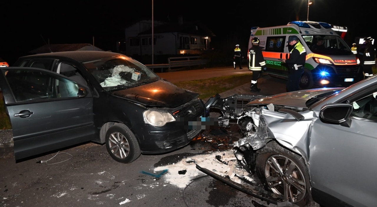 Incidente frontale in via Amendola, 5 feriti trasportati in pronto soccorso
