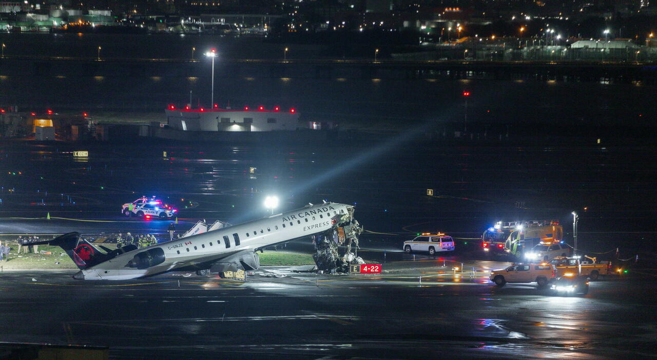 https://statics.cedscdn.it/photos/MED_HIGH/2026/03/23/9433103_23090917_aeroporto_laguardia_new_york_incidente_pista.jpg