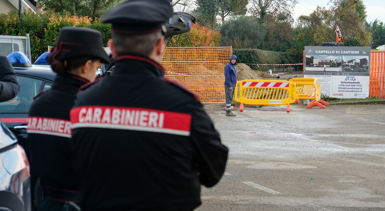 operaio di 22 anni muore schiacciato da un macchinario in azienda ferito il collega che ha tentato di salvarlo