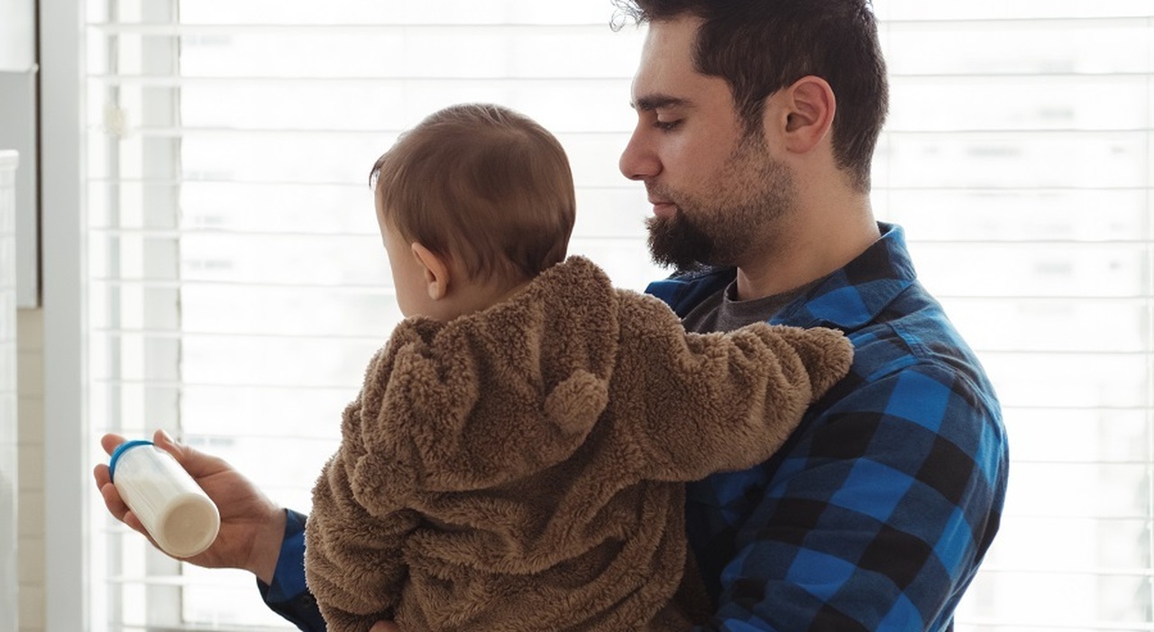 https://statics.cedscdn.it/photos/MED_HIGH/2026/03/23/9433355_23130431_father_preparing_milk_his_baby_kitchen.jpg