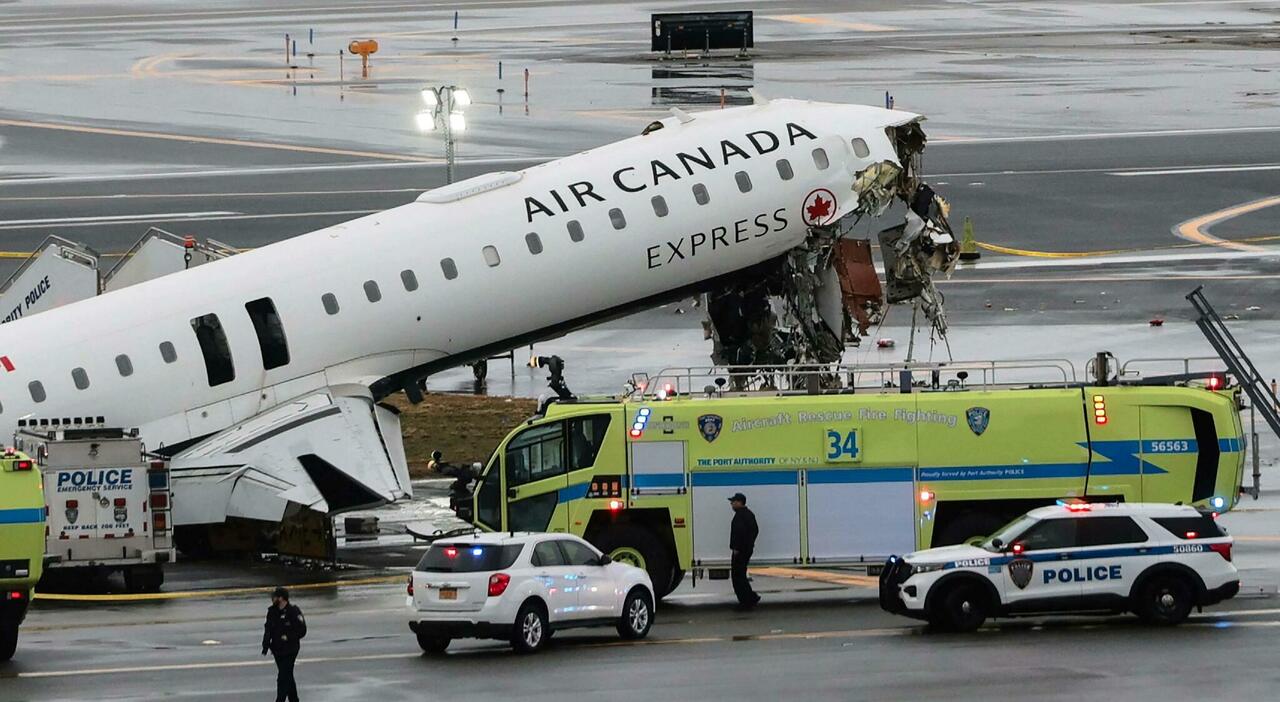https://statics.cedscdn.it/photos/MED_HIGH/2026/03/23/9433465_23145554_incidente_aereo_air_canada_laguardia_new_york.jpg