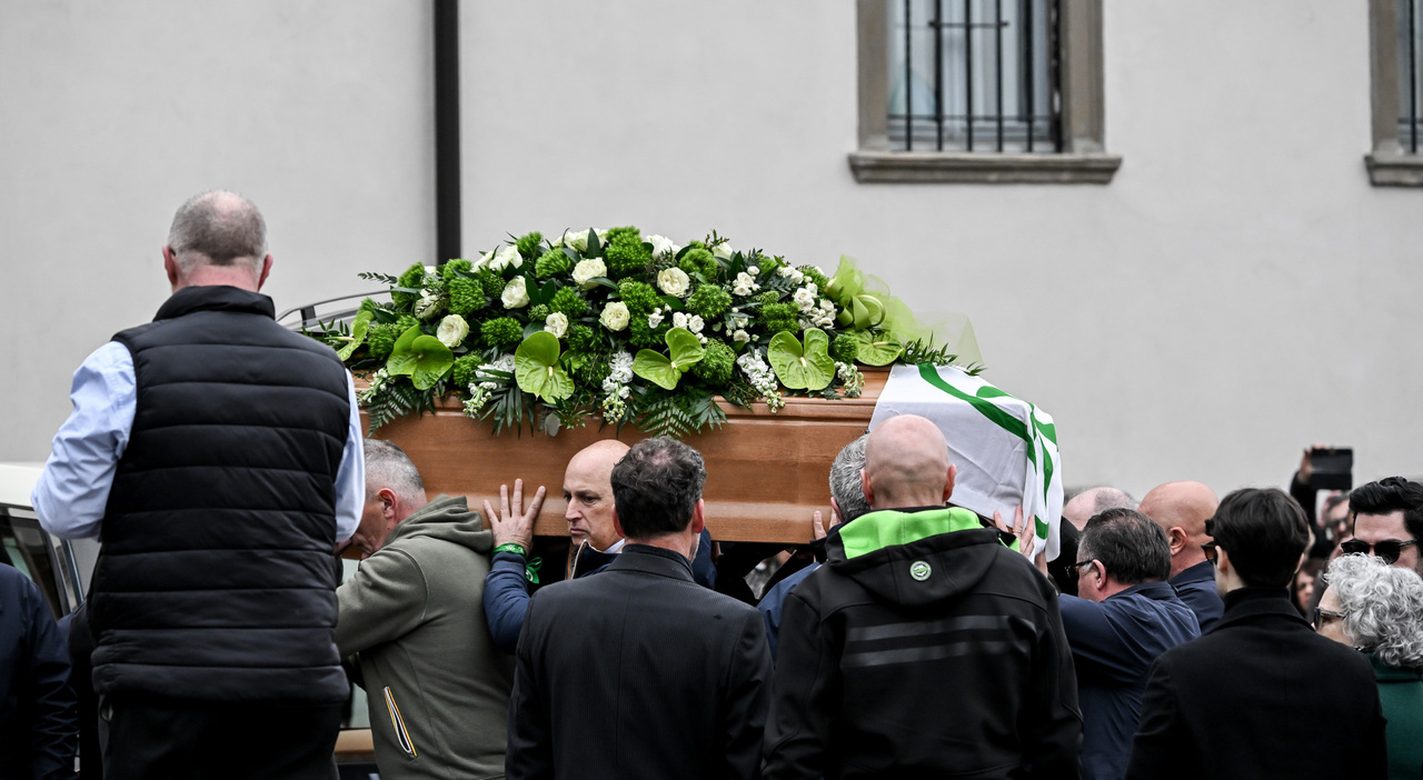 bossi il va pensiero degli alpini ai funerali l ana prende le distanze idea locale ci dissociamo