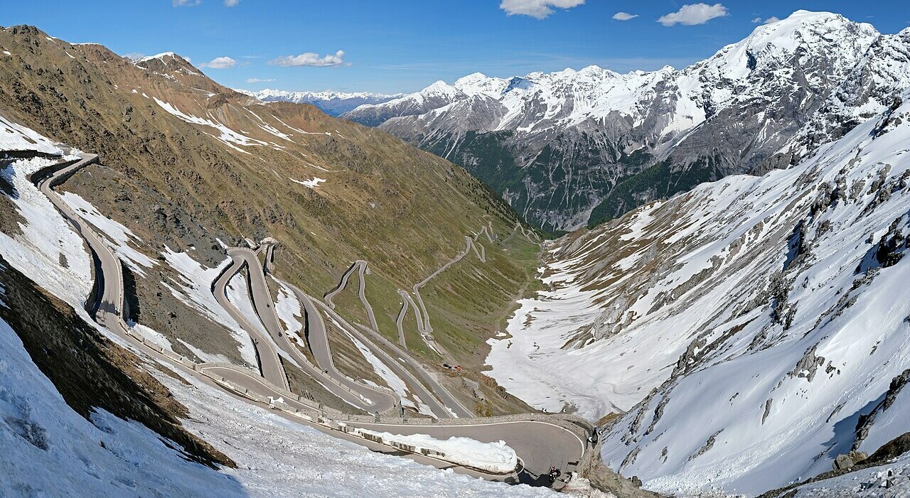 https://statics.cedscdn.it/photos/MED_HIGH/2026/03/24/9435277_24094647_stelvio_pass_bolzano_side_2.jpg