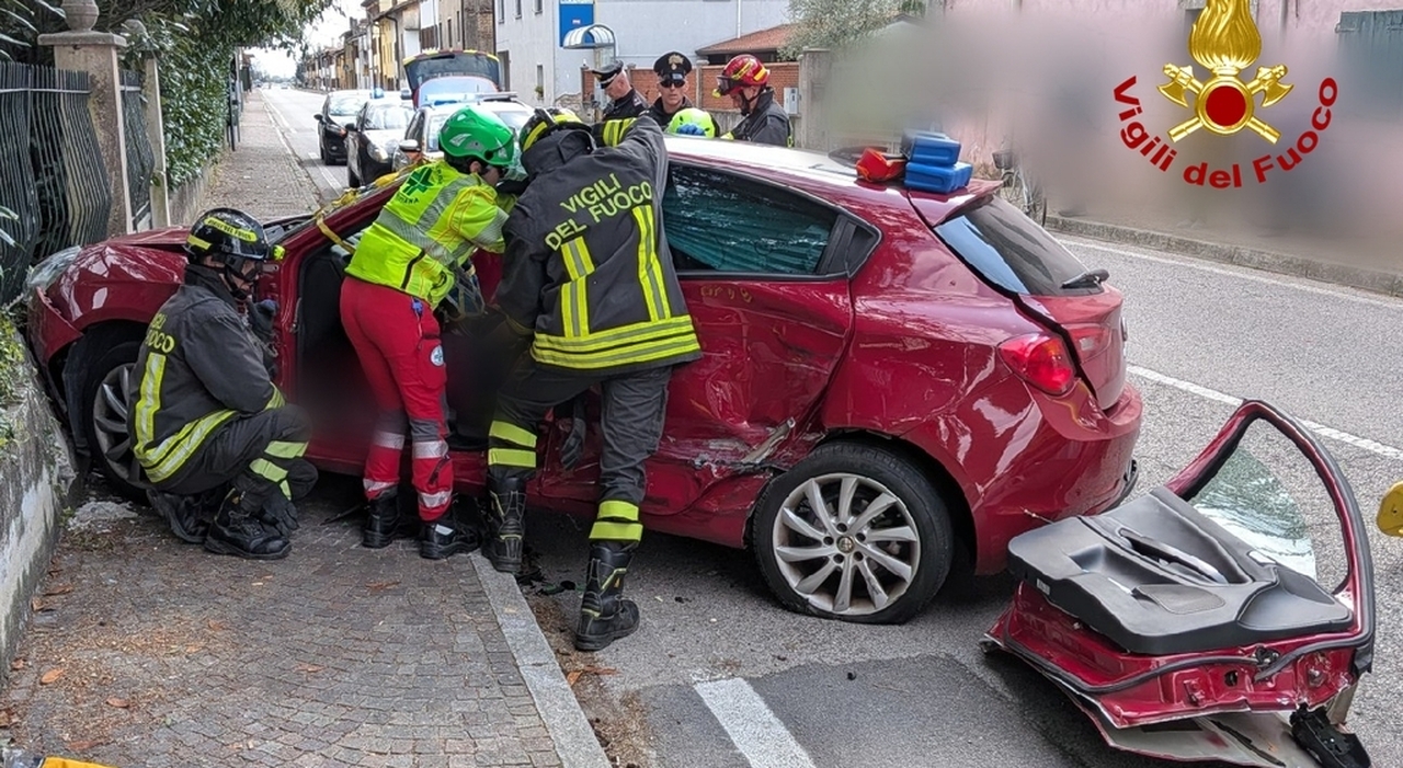 incidente tra due auto una si schianta contro un muro feriti una donna e un minorenne rimasti bloccati allinterno dellabitacolo