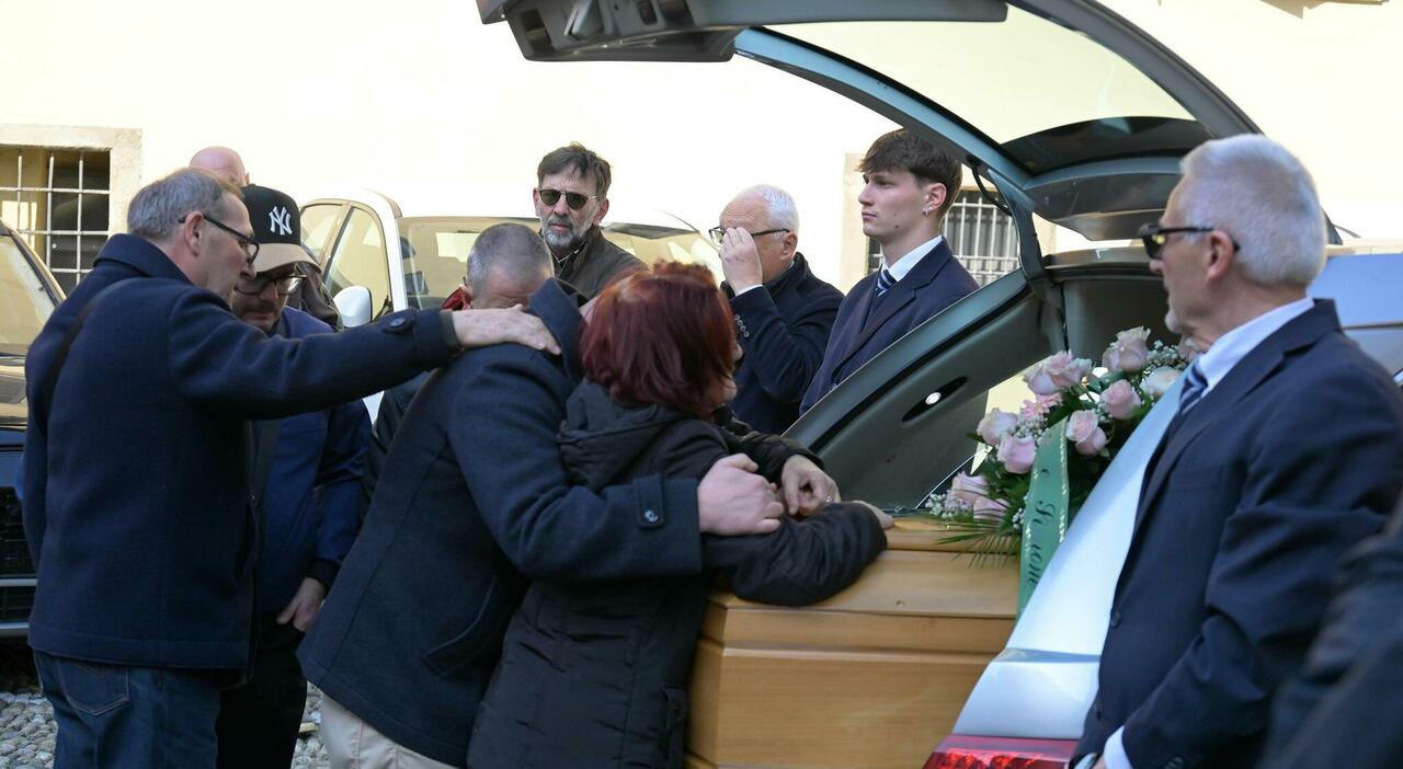 https://statics.cedscdn.it/photos/MED_HIGH/2026/03/24/9435721_24164325_valentina_sarto_funerale_femminicidio.jpg