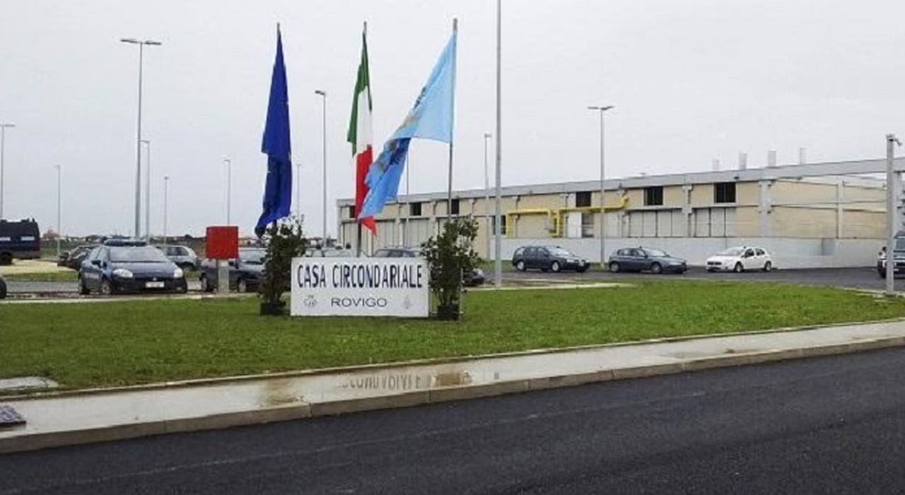 droga e cellulari volano in carcere coi droni intercettato il carico atterrato vicino al cortile 4 arresti sequestrati 28mila euro hashish 13 telefonini e 2 auto