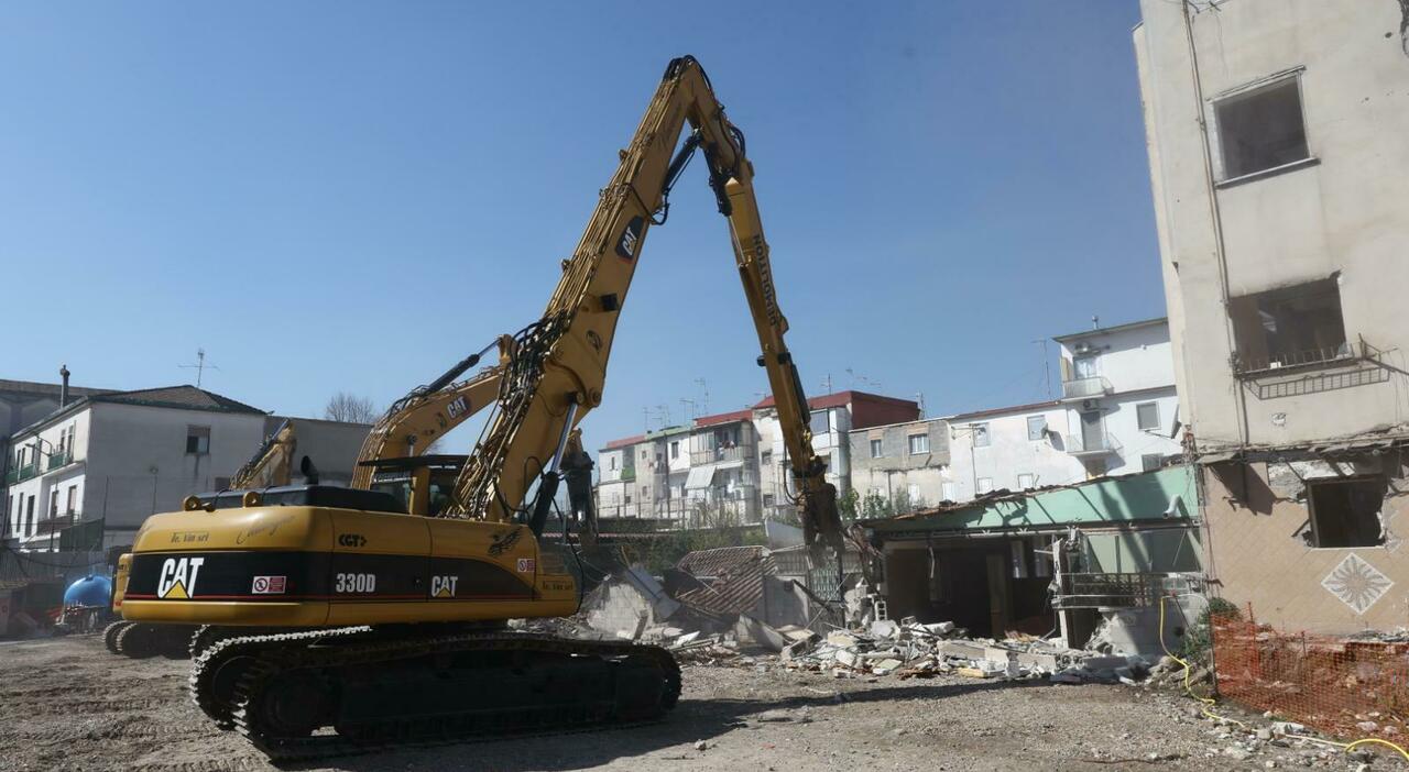 napoli l abbattimento della villa abusiva del clan nel rione san francesco