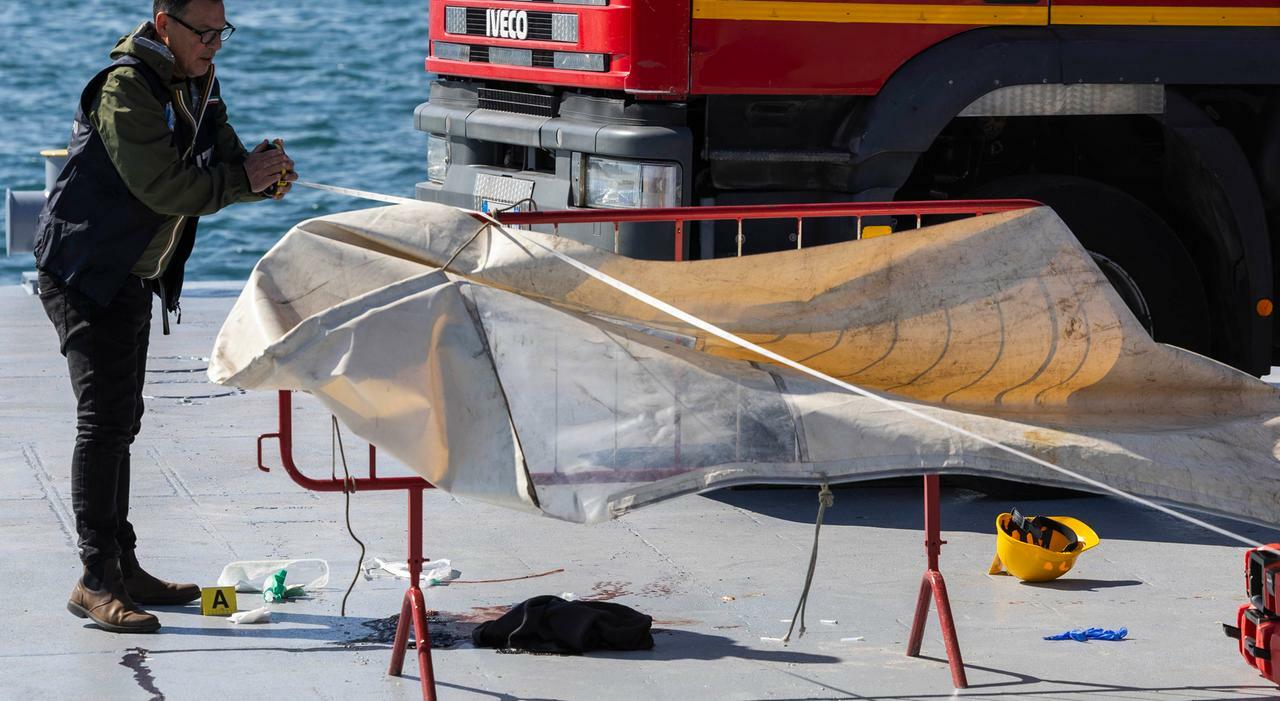 Pozzuoli, catena si sgancia dalla gr. 2 operai feriti: uno è grave