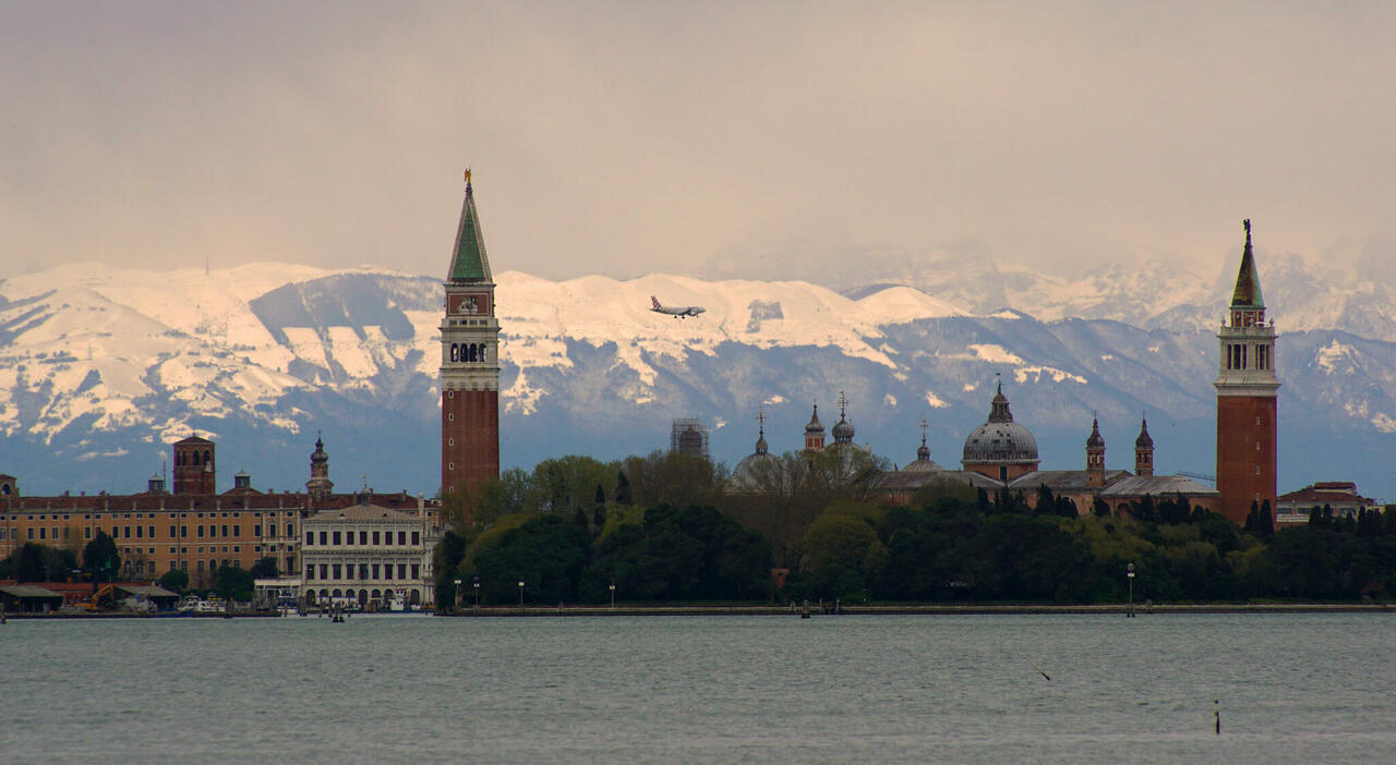 maltempo smottamento alla rocca di monselice allerta vento nevicate in montagna e oltre 200 interventi dei vigili del fuoco tra veneto e friuli