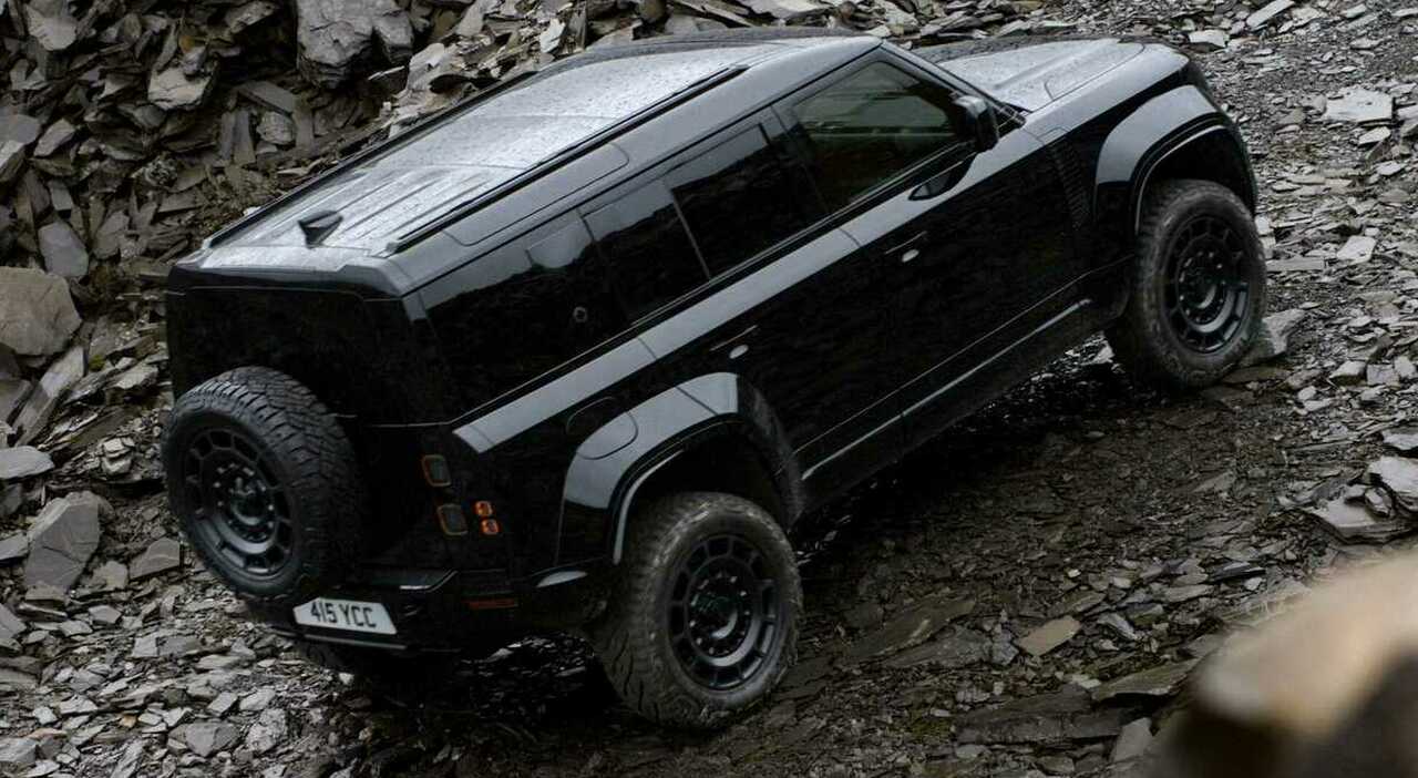 Land Rover Defender Octa Black