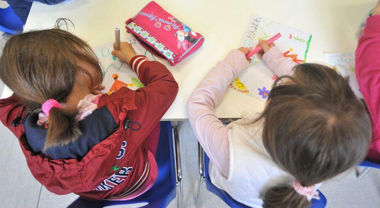 maestra maltratta i bambini all asilo si sedeva sopra ai piccoli li schiacciava contro il muro e li picchiava in testa la 65enne denunciata dalla collega
