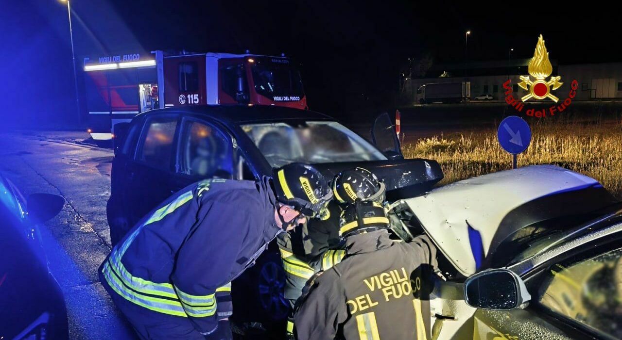 macerata doppio schianto nella notte diverse persone ferite due sono gravi da Corriereadriatico.it macerata doppio schianto nella notte diverse persone ferite due sono gravi