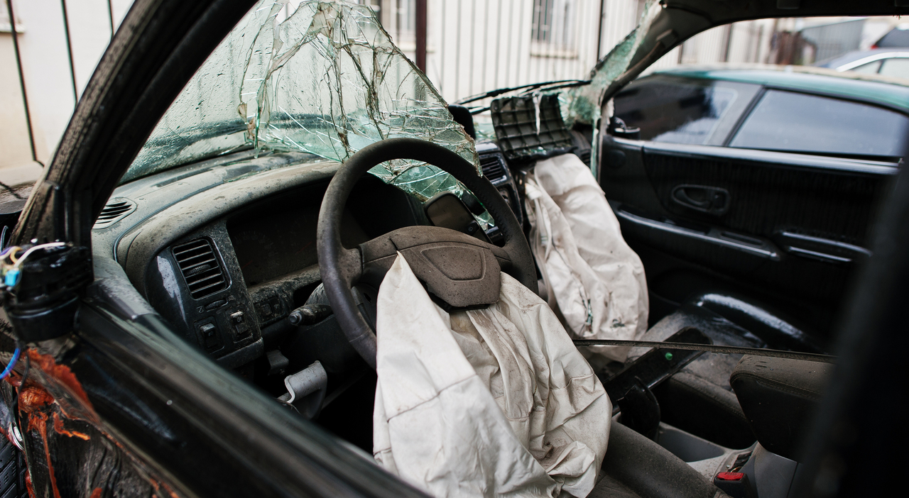 https://statics.cedscdn.it/photos/MED_HIGH/2026/03/28/9442022_28120940_car_after_accident_car_interior_with_airbag_after_crash.jpg
