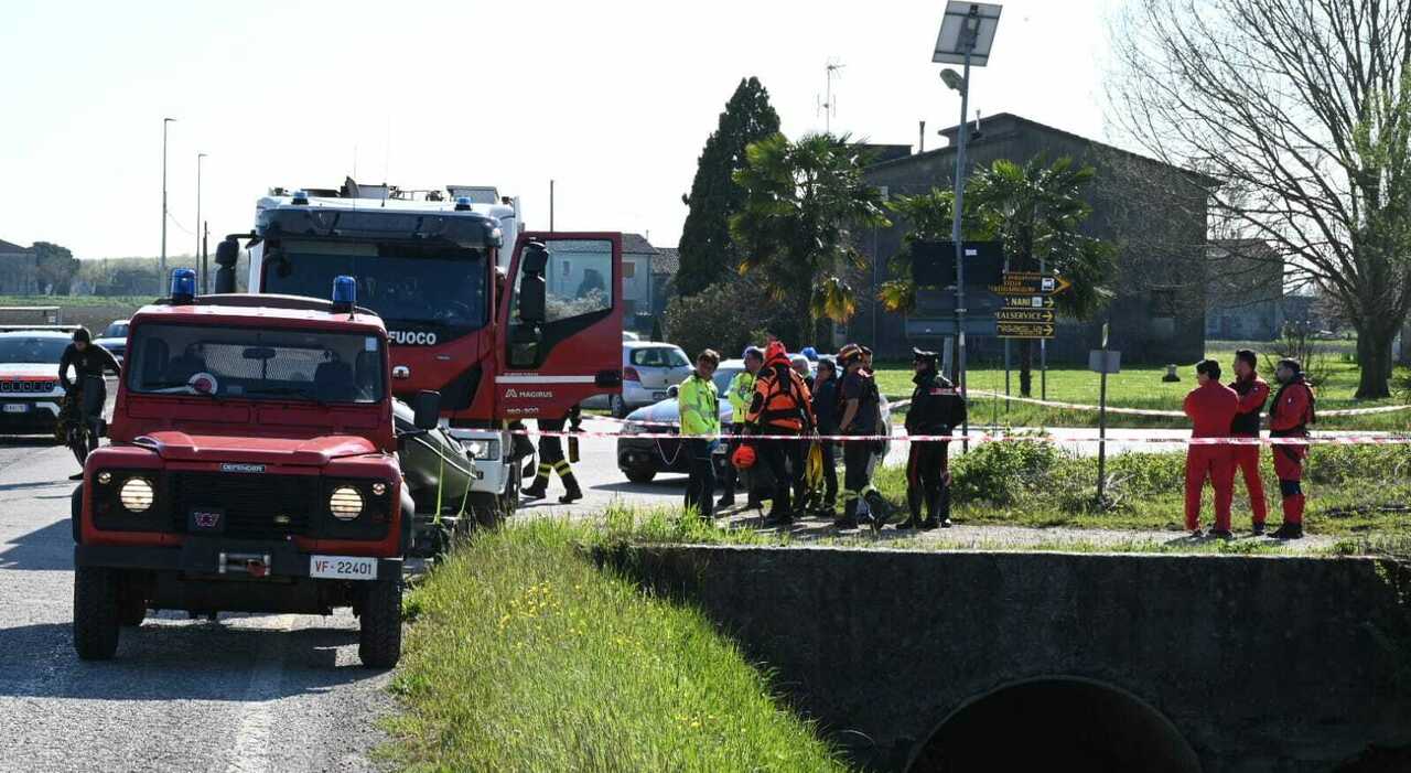 donna e bambino di un anno trovati morti nel laghetto le prime ipotesi sulla tragedia