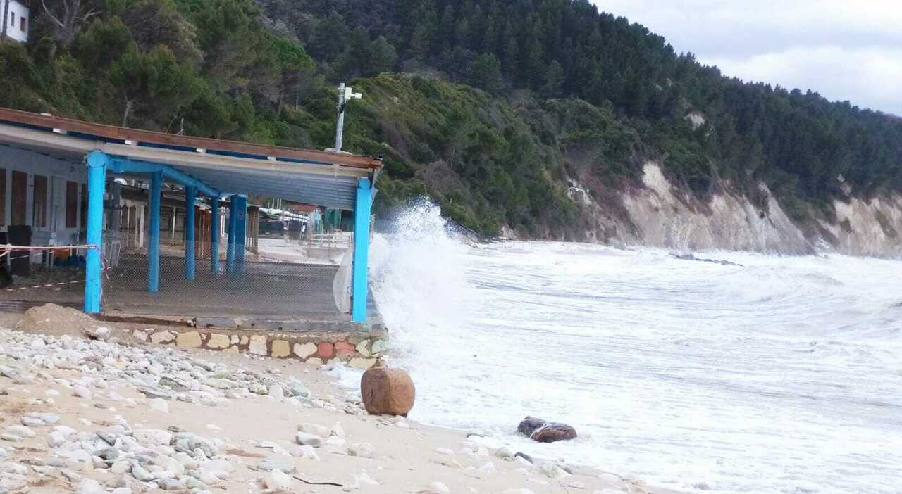Emergenza Portonovo: Spiaggia Erosa e Futuro del Conero