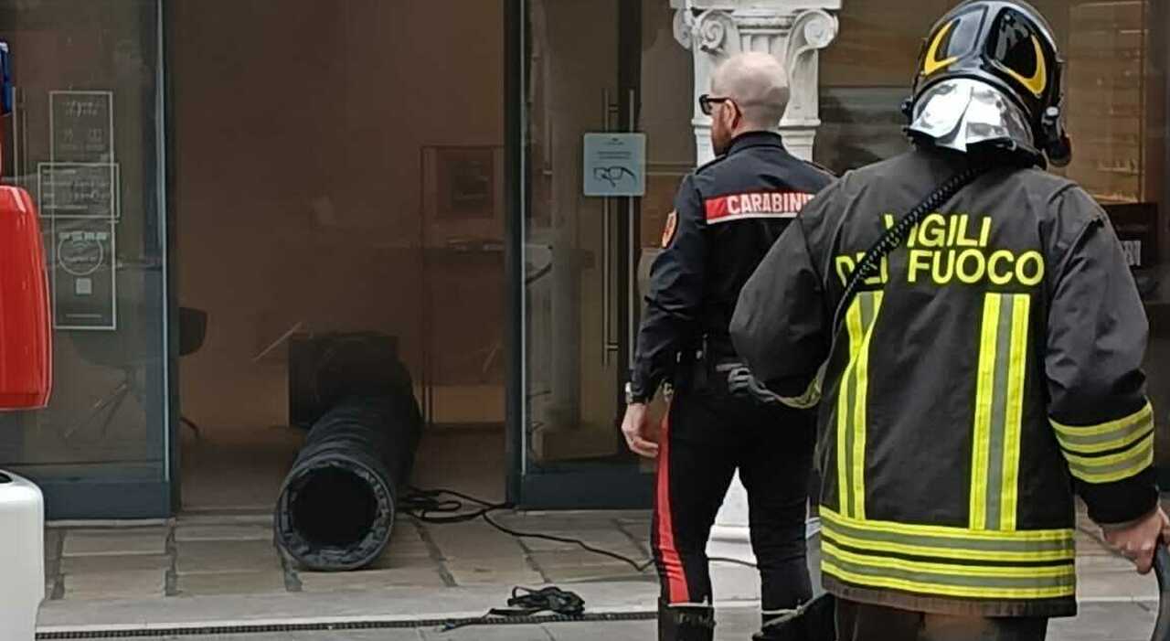 https://statics.cedscdn.it/photos/MED_HIGH/2026/03/29/9444017_29181416_incendio_negozio_salmoiraghi_vigano_ustionata_responsabile_sacile.jpg