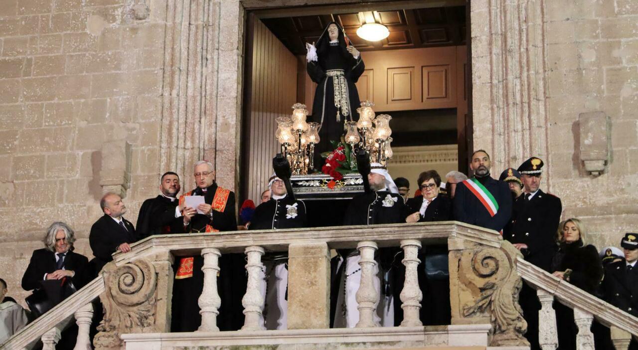 riti a taranto le sdanghe dell addolorata aggiudicate a 100mila euro le altre statue da Quotidianodipuglia.it riti a taranto le sdanghe dell addolorata aggiudicate a 100mila euro le altre statue