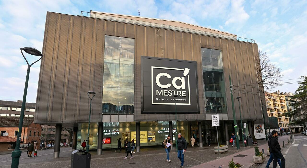 https://statics.cedscdn.it/photos/MED_HIGH/2026/03/29/9444175_29211603_ca_mestre_negozi_chiusi_appello_commessi_mestre.jpg