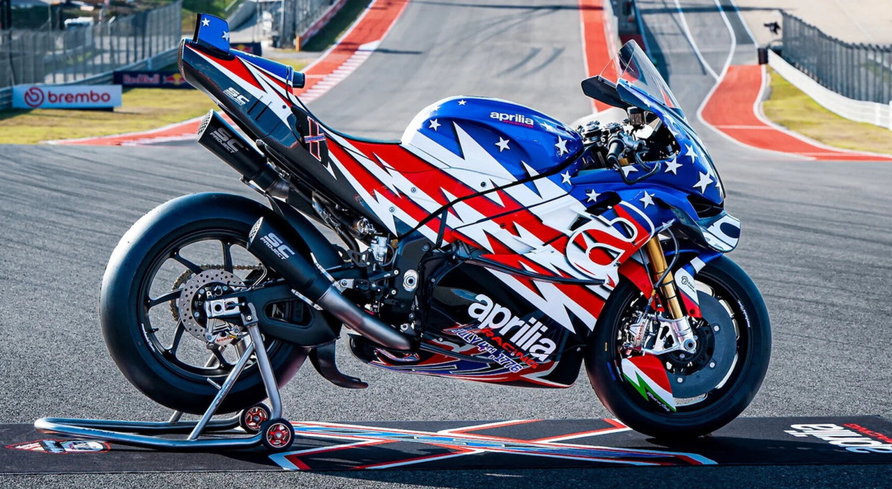 La X 250TH si presenta con una livrea 'Stars and Stripes' ispirata alla bandiera americana.