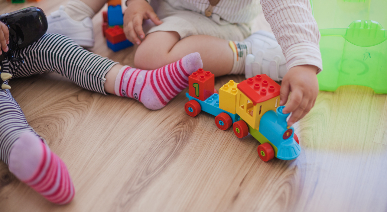 https://statics.cedscdn.it/photos/MED_HIGH/2026/04/01/9449652_01103442_crop_children_floor_with_toys.jpg