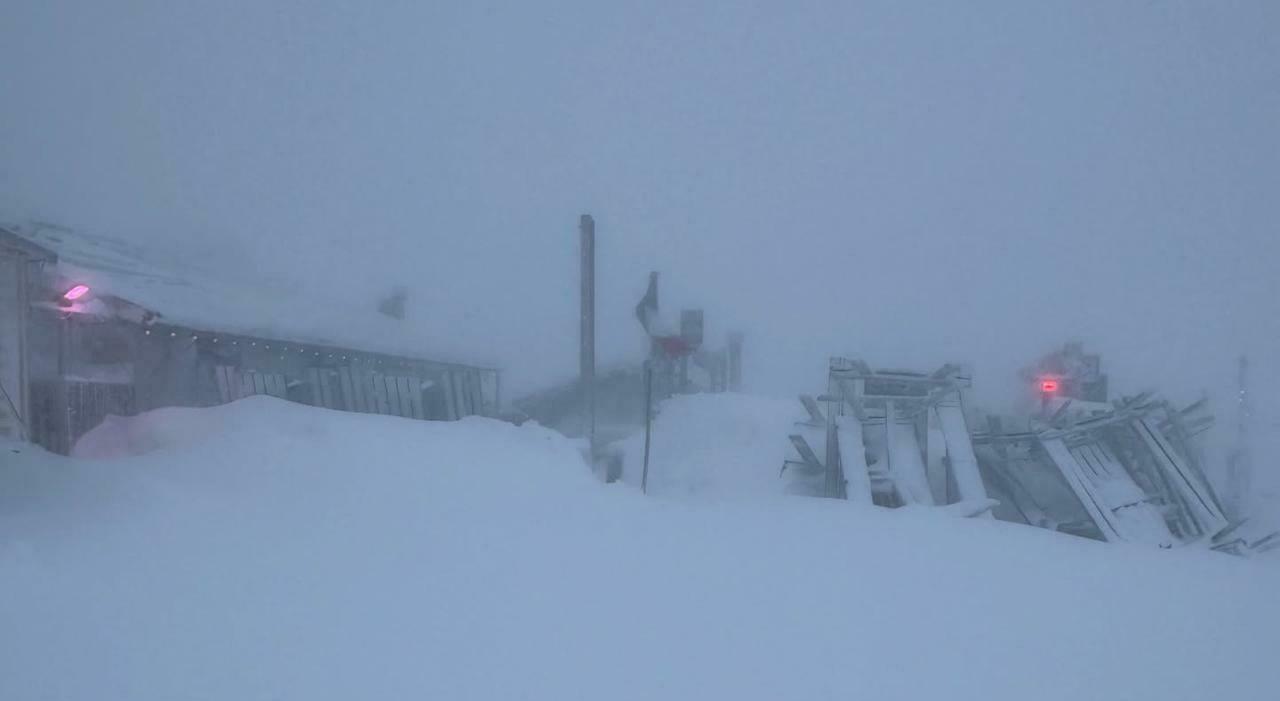 Bufera di neve sui monti Sibillini, chiuse quattro strade provinciali. Gli operai al lavoro per liberare le carreggiate