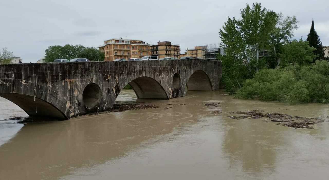 maltempo fiume volturno in piena a capua livello cresciuto di sei metri