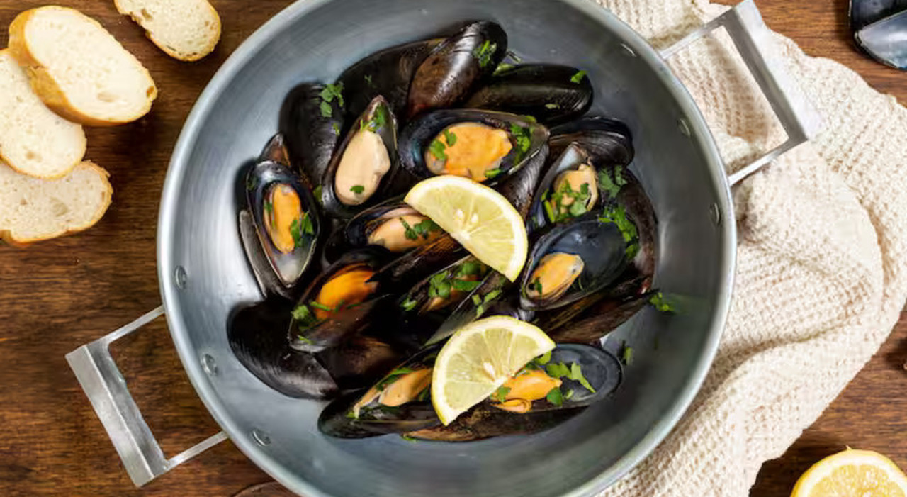 https://statics.cedscdn.it/photos/MED_HIGH/2026/04/02/9451888_02105927_epatite_a_cozze_si_possono_mangiare_si_o_no_regole_sterilizzare_giovedi_santo_zuppa_napoli.jpg