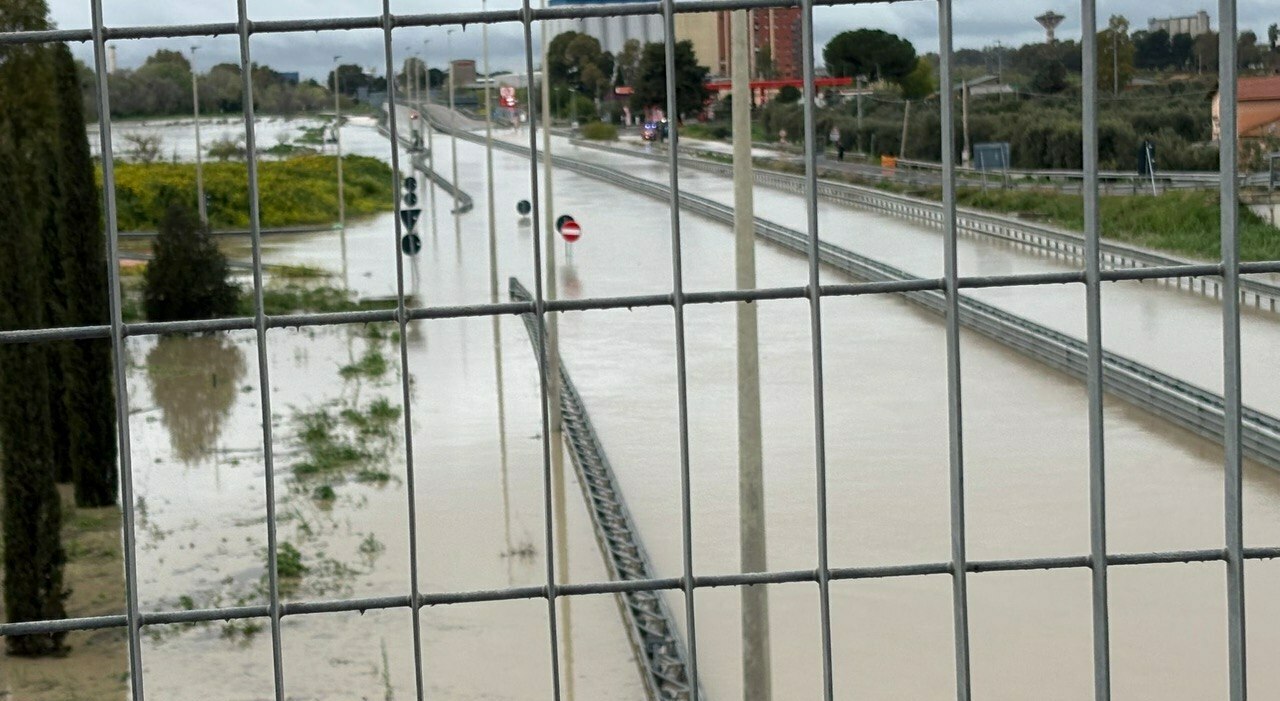 Puglia flagellata dal maltempo: Capitanata in ginocchio, 15 strade chiuse e fiumi in piena. Anche oggi è allerta rossa. Richiesto lo stato di calamità