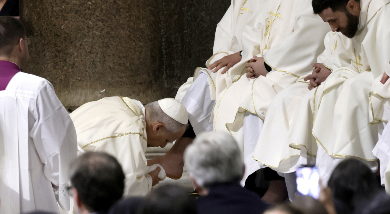 https://statics.cedscdn.it/photos/MED_HIGH/2026/04/02/9452390_02192826_giovedi_santo_pasqua_leone_xiv_celebrazioni_lavanda_piedi_oggi_2_.jpg