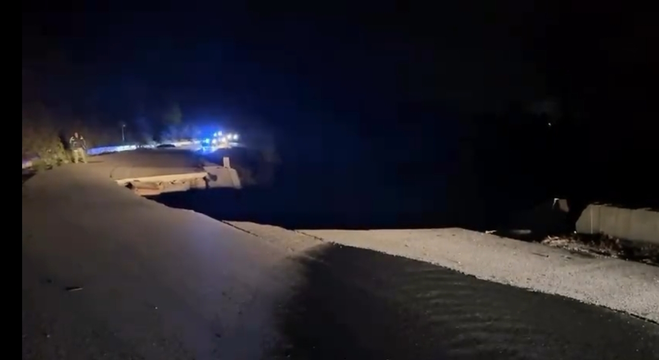 maltempo crolla la provinciale comune isolato