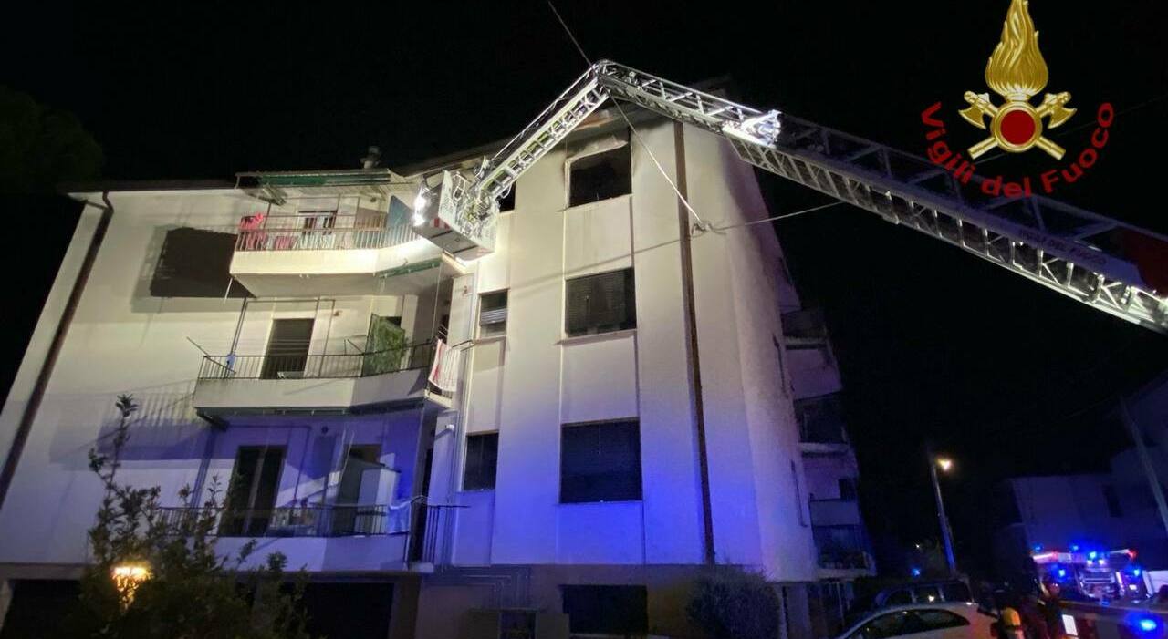 incendio nel condominio anziano e badante si rifugiano sul terrazzo salvati con l autoscala quattro intossicati e dieci sfollati da Ilgazzettino.it incendio nel condominio anziano e badante si rifugiano sul terrazzo salvati con l autoscala quattro intossicati e dieci sfollati