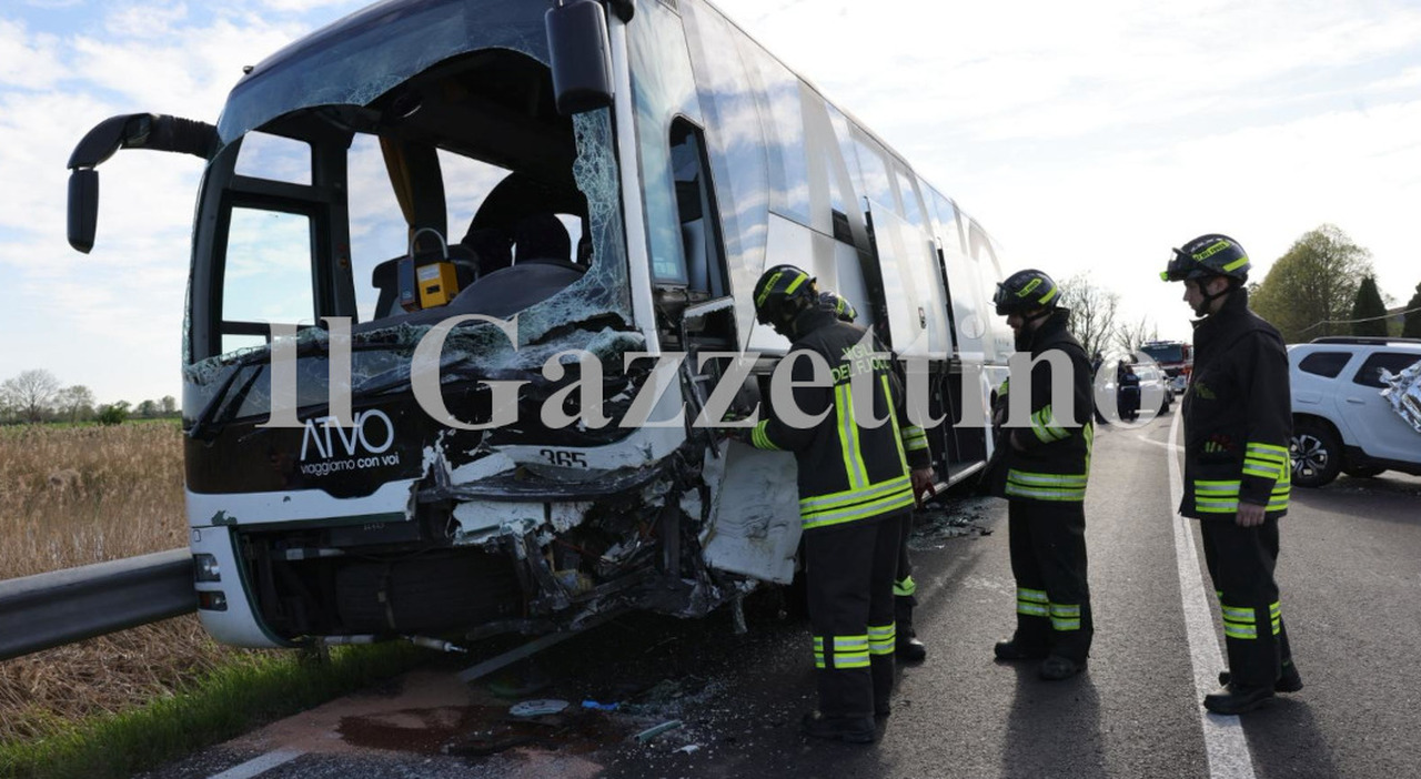 incidente a portegrandi auto si schianta contro l autobus atvo un morto e cinque feriti