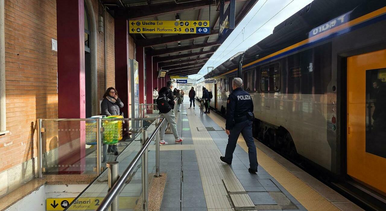pesaro sotto sballo aggredisce i poliziotti vicino alla stazione per 4 agenti 77 giorni di prognosi bloccato e rimesso in libert224