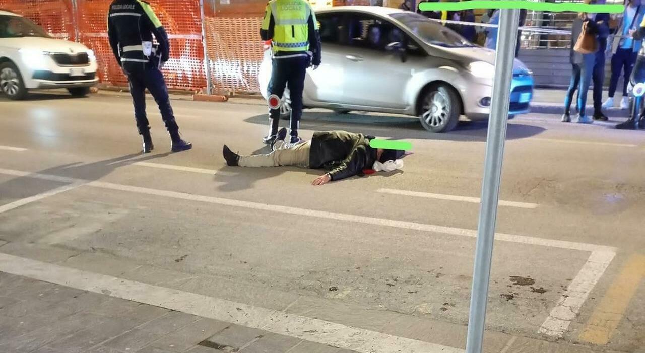 si stende sulla strada per protesta non ce lavevo con la processione lex sindacalista migliorelli ora rischia una denuncia