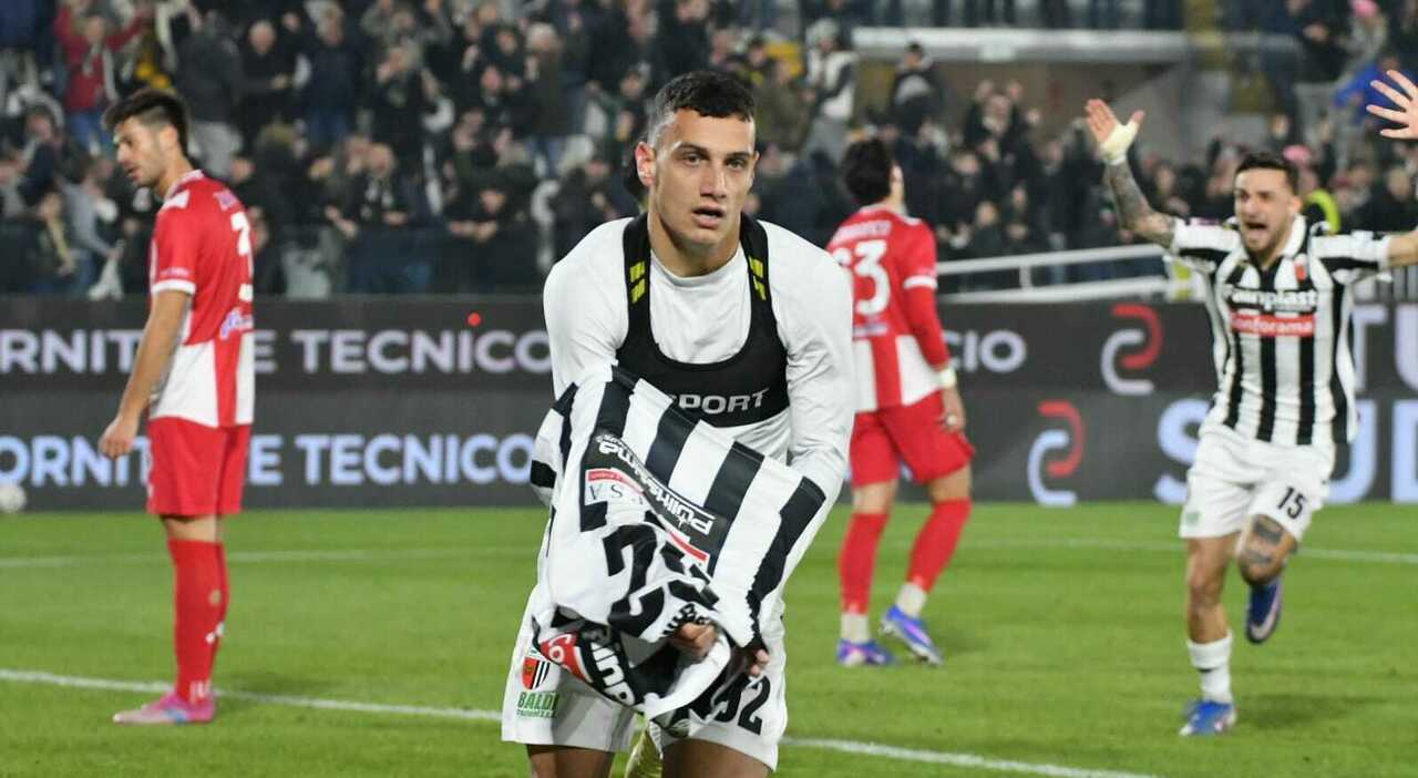 Giocatori Ascoli festeggiano sotto la curva