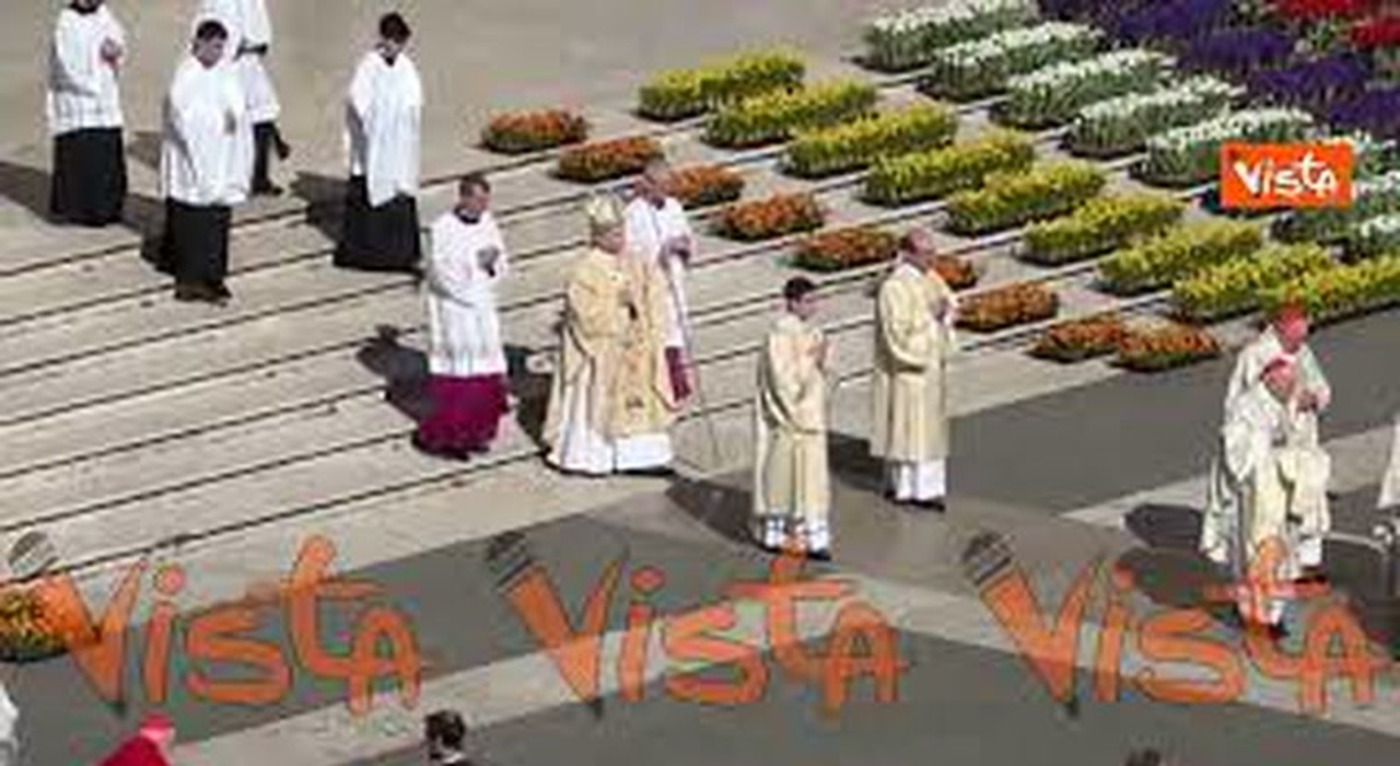 Papa Leone XIV esce sul sagrato di Basilica S. Pietro per celebrare la sua prima messa di Pasqua