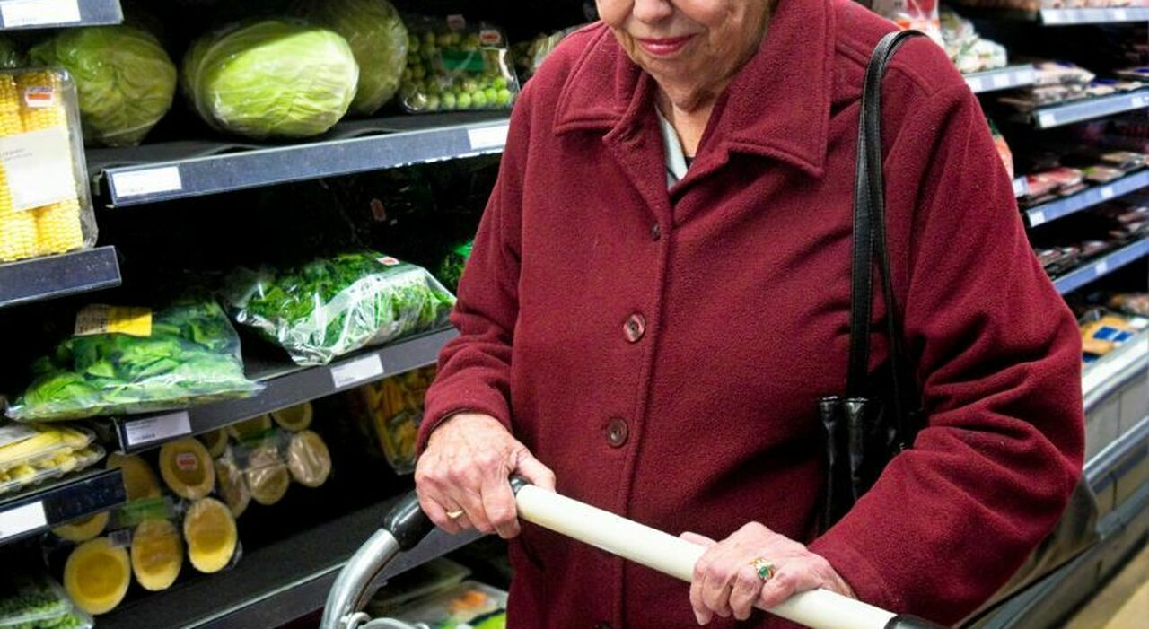 rubano a un anziana il portafoglio con dentro 250 euro poi si nascondono in un auto davanti al supermercato denunciate due giovani