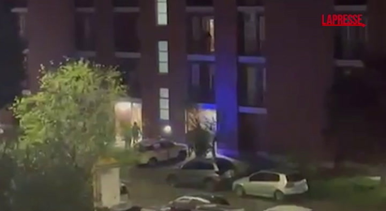 Roma, accoltella la moglie e si barrica in casa: l'arrivo della polizia