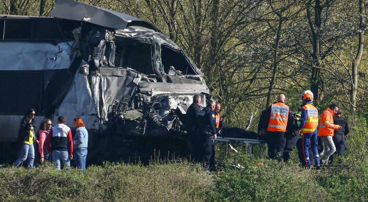 https://statics.cedscdn.it/photos/MED_HIGH/2026/04/07/9459823_07113521_incidente_ferroviario_francia_tgv_camion_foto_morti_feriti.jpg
