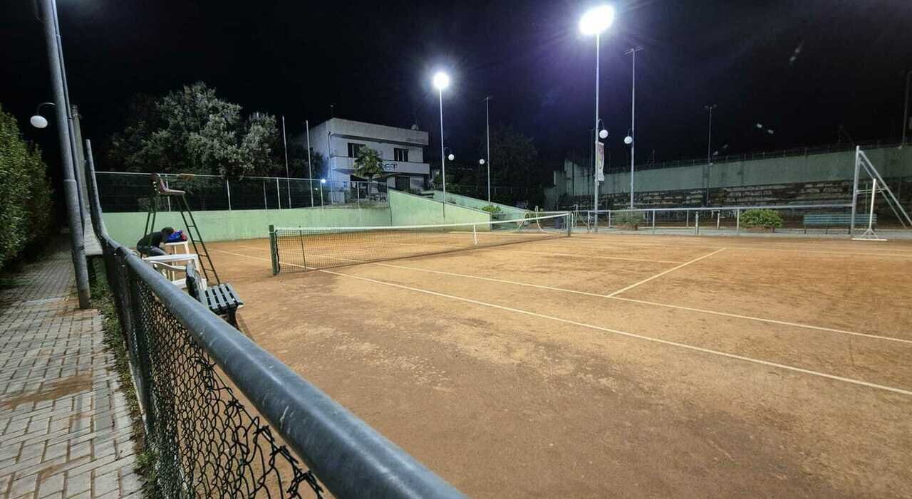https://statics.cedscdn.it/photos/MED_HIGH/2026/04/08/9462524_08205914_morto_tennis.jpg