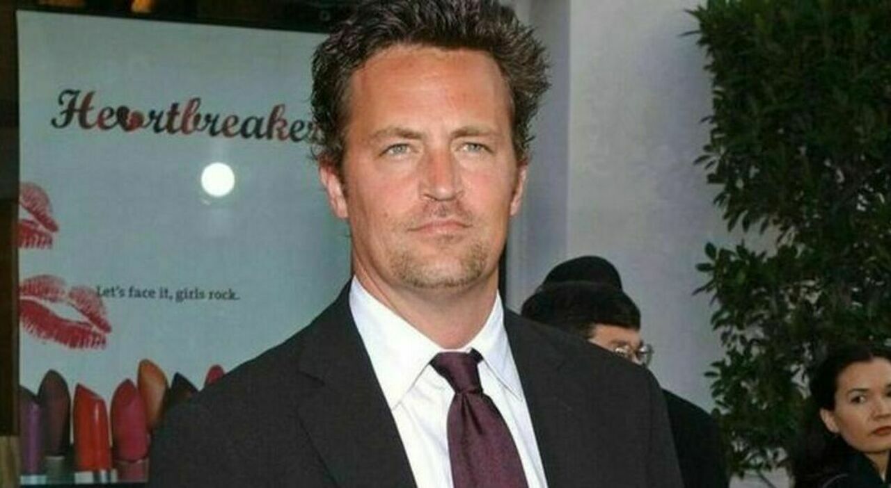 https://statics.cedscdn.it/photos/MED_HIGH/2026/04/08/9462564_08214219_matthew_perry_condanna_pusher_chi_e_ultima_ora.jpg