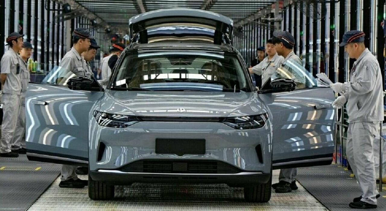 Una fabbrica cinese di auto
